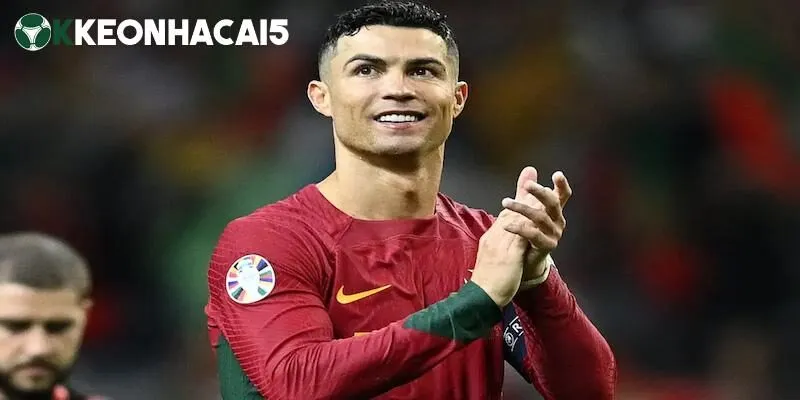 Tiểu sử Cristiano Ronaldo đã thêm những chương chói lọi với các danh hiệu quốc tế